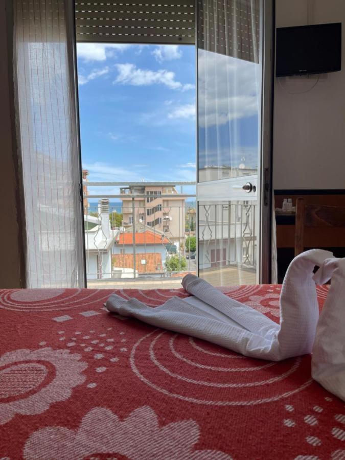 Hotel Orlov リミニ エクステリア 写真