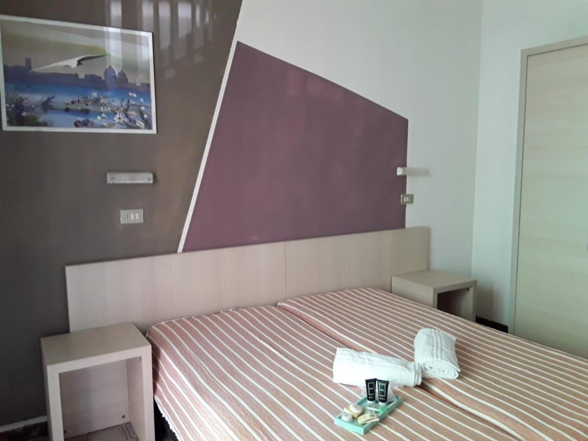 Hotel Orlov リミニ エクステリア 写真