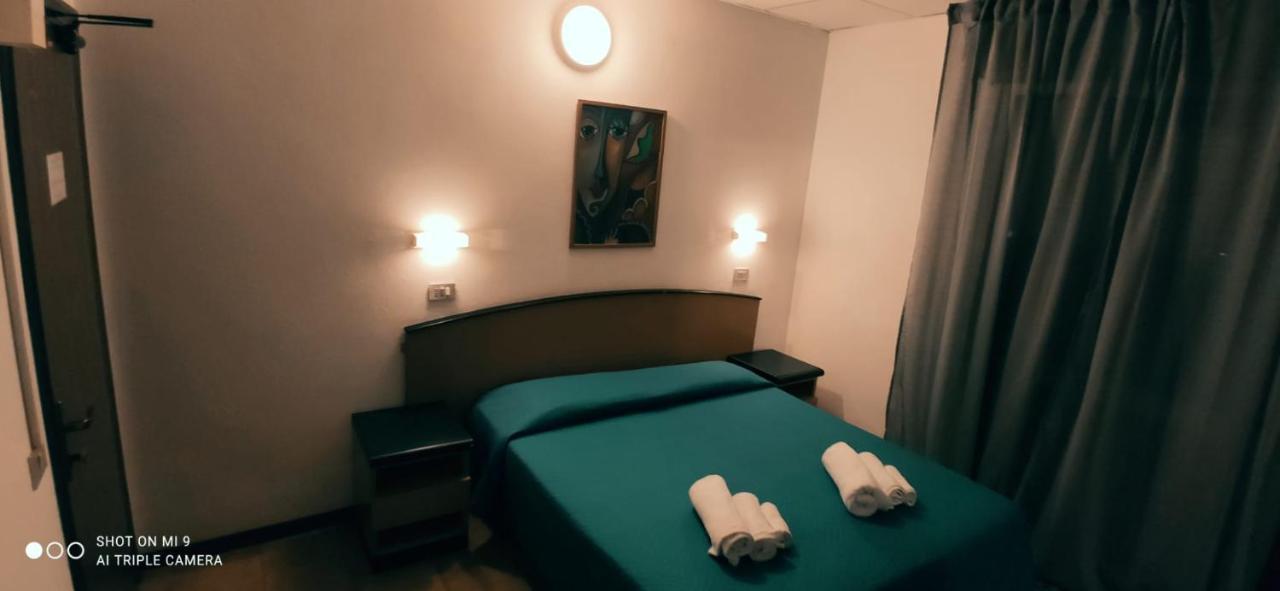 Hotel Orlov リミニ エクステリア 写真