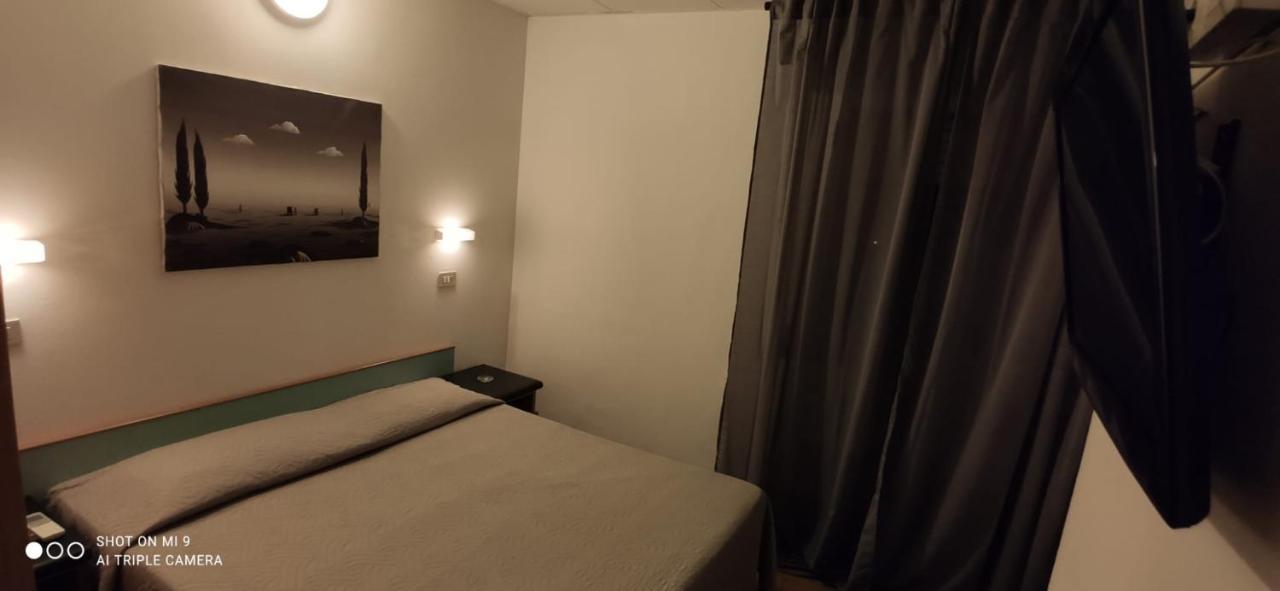 Hotel Orlov リミニ エクステリア 写真