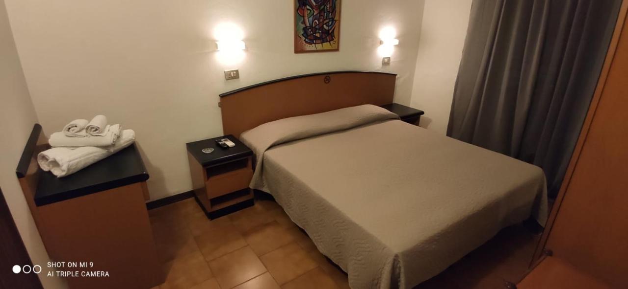 Hotel Orlov リミニ エクステリア 写真
