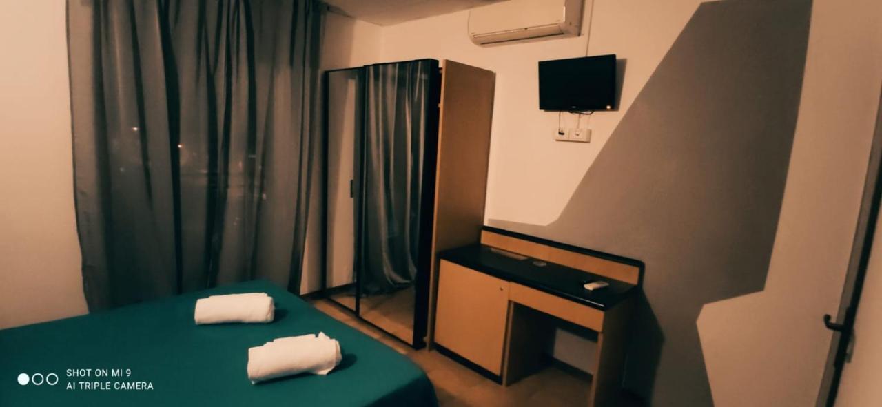 Hotel Orlov リミニ エクステリア 写真